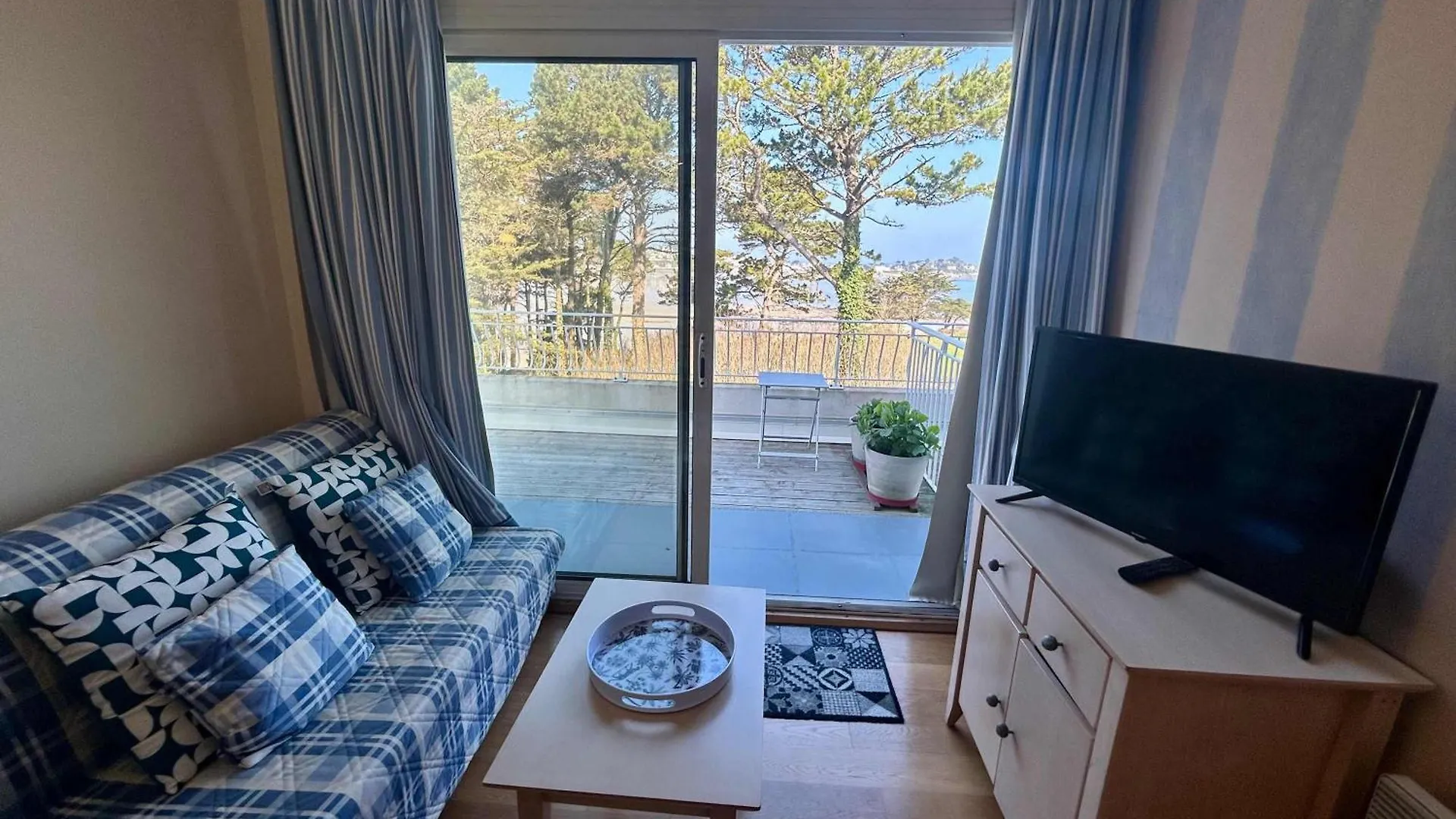Seafront Flat With Indoor Pool With Stunning Views Lägenhet Plestin-les-Grèves Frankrike