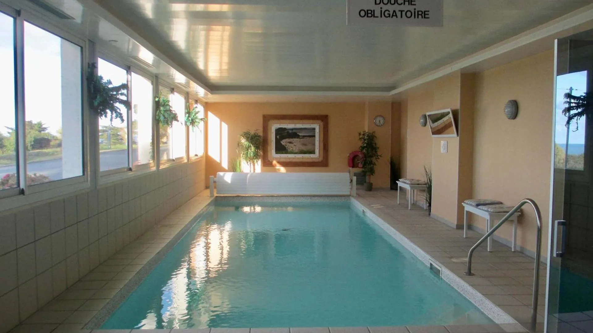 Seafront Flat With Indoor Pool With Stunning Views Lägenhet Plestin-les-Grèves Frankrike